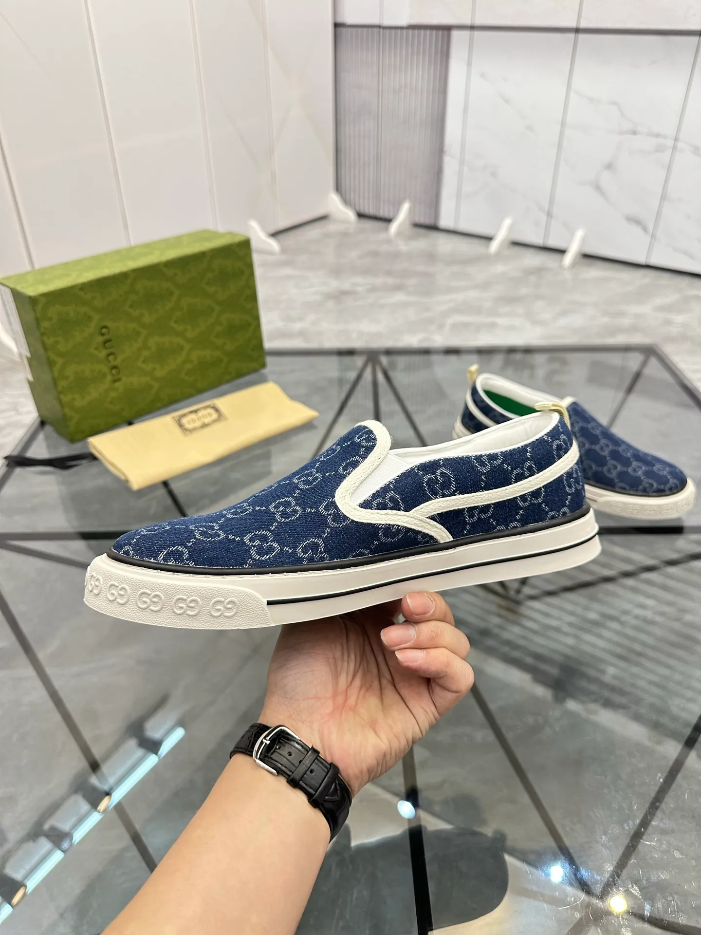 Men's shoes: 💰P360¥ Product trademark: Gucci* "Gucci*" slip-on Regular size: 38-44 (can be customized to 45.46.) Product materials: Original material from the upper counter, breathable lining, original outsole. Number: 661